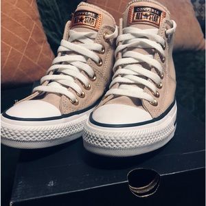 Like new Woman’s Converse Madison Rose Gold Mid Tops